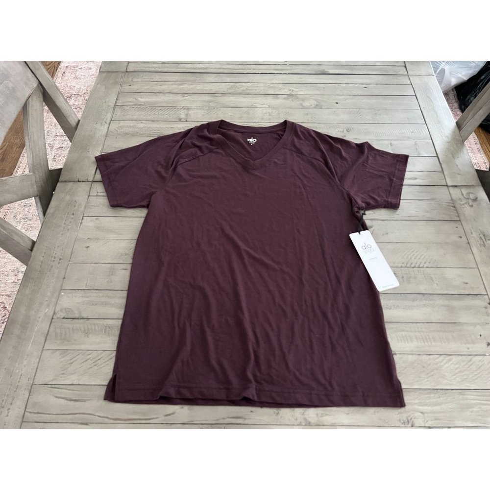 NWOT ALO YOGA Oxblood Tri Blend Mens V Neck T Shirt - Size Large Mens